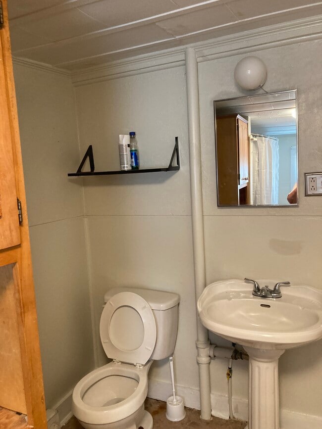 Building Photo - 5542 Meadowbrook Dr