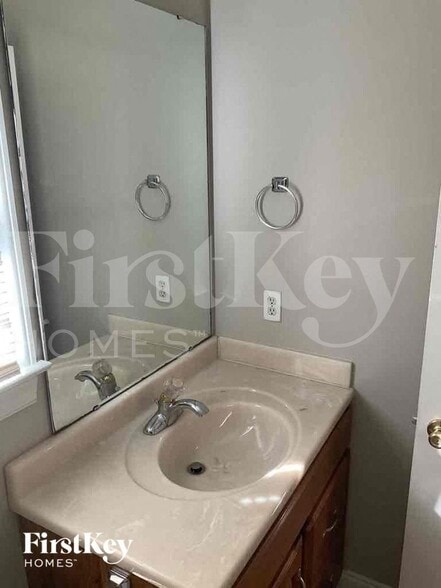 Building Photo - 811 Willow Ln