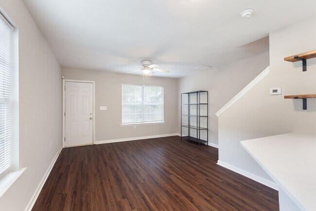 Building Photo - 3bd/2ba Duplex Unit w/ Garage in Ideal Loc...