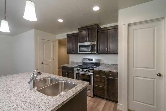 Building Photo - Desert Canyons End Unit – 4-Bedroom, 2.5-B...