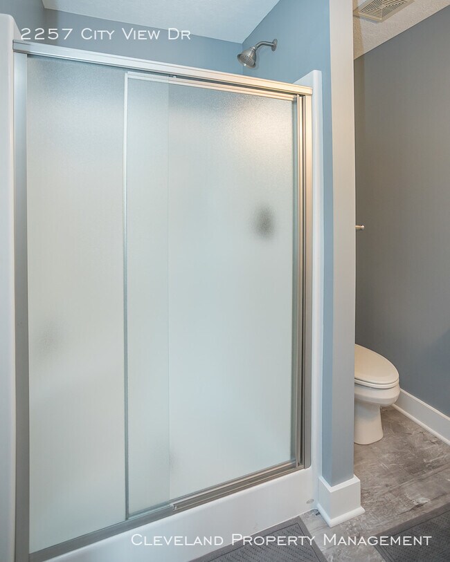 Building Photo - Stylish Tremont Townhome!