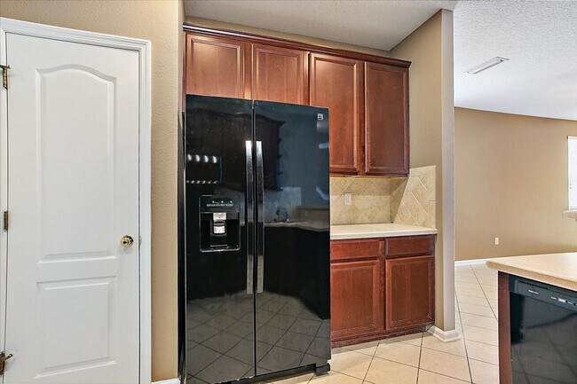 Building Photo - Beautiful Townhouse on preserve in highly ...