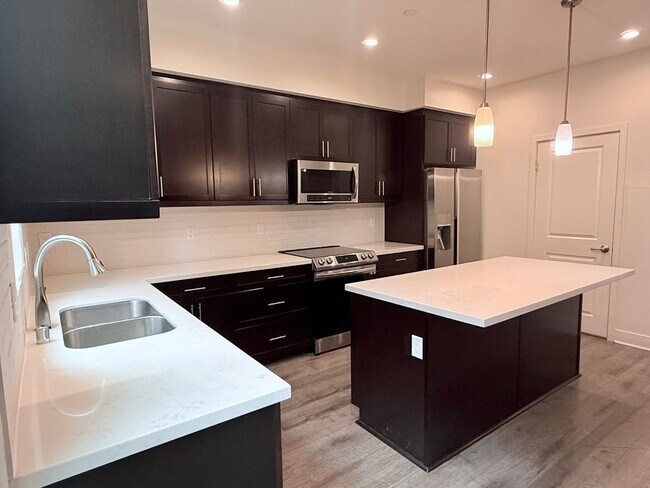 Building Photo - Reseda Ranch 5 bedroom 3 bath house!