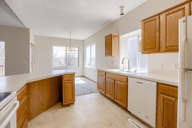 Building Photo - Spacious 3 Bedroom Gem In Southwest Omaha!!