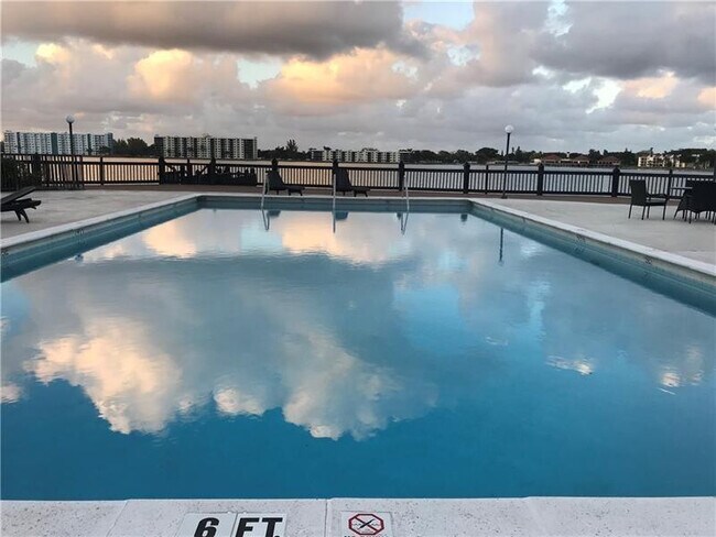 Building Photo - 111 Lake Emerald Dr