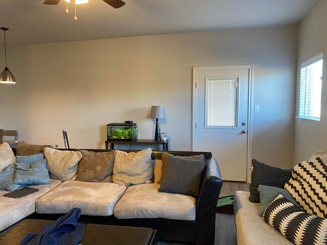 Building Photo - 525 N Chicago Ave