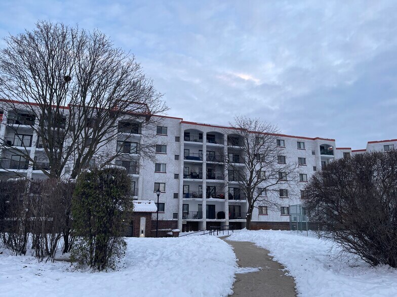 Building Photo - 450 Plum Creek Dr