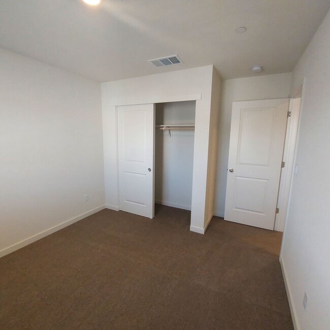 Building Photo - Newer 4 Bedroom, 2.5 bath home in West Roseville/DR Horton Built!