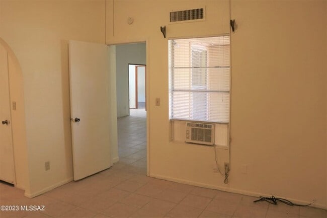 Building Photo - Super Northwest Location! Lovely spacious 3 bedroom, 2 bath home with large back yard