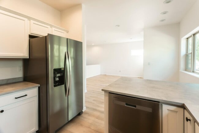 Building Photo - 94 Castle Ridge Dr