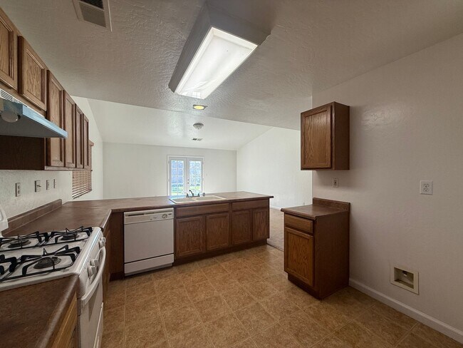 Building Photo - 3-bedrooms and two bathrooms home located in Visalia, CA