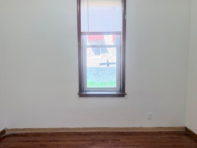 Building Photo - 1633 W 38th St