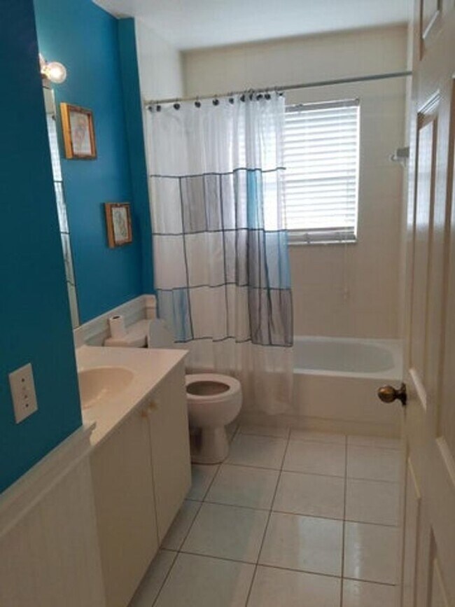 Building Photo - 4070 Laurelwood Ln