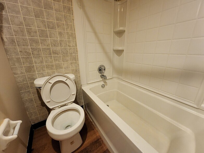 Building Photo - 210 Heritage Cir