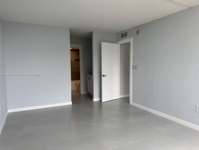 Building Photo - 1300 NE Miami Gardens Dr