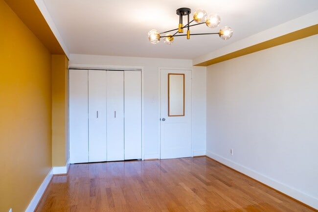 Building Photo - Bright and Peaceful One-Bedroom with Built-Ins and Rooftop Views