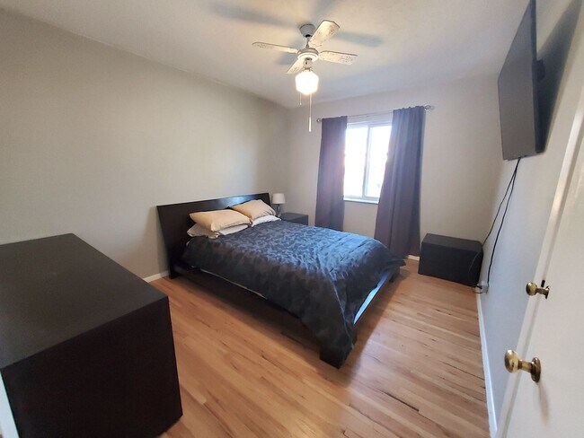 Building Photo - Updated 3 bed 2 bath near UPTOWN! Don't Miss out! Hardwood Floors!