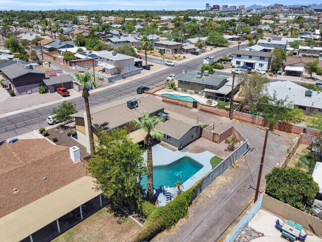 Building Photo - 6 Bedrooms, 3 Bath,  Pool CLOSE TO ASU (Rural & Broadway)