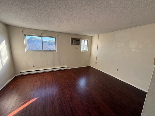Building Photo - 552 Shennecossett Rd