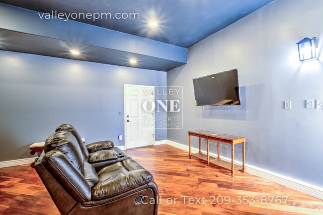 Building Photo - Luxury Private Furnished 2 Bed 2 Bath Suite With Private Courtyard - Utilities Included!