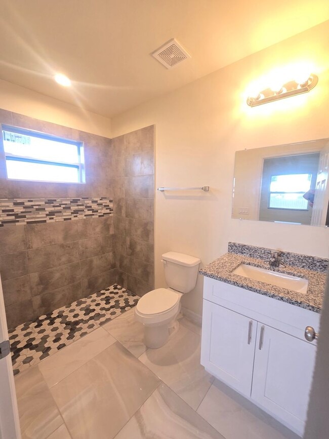 Building Photo - LARGE 3/2/1 -Duplex, prime Location-Lehigh...