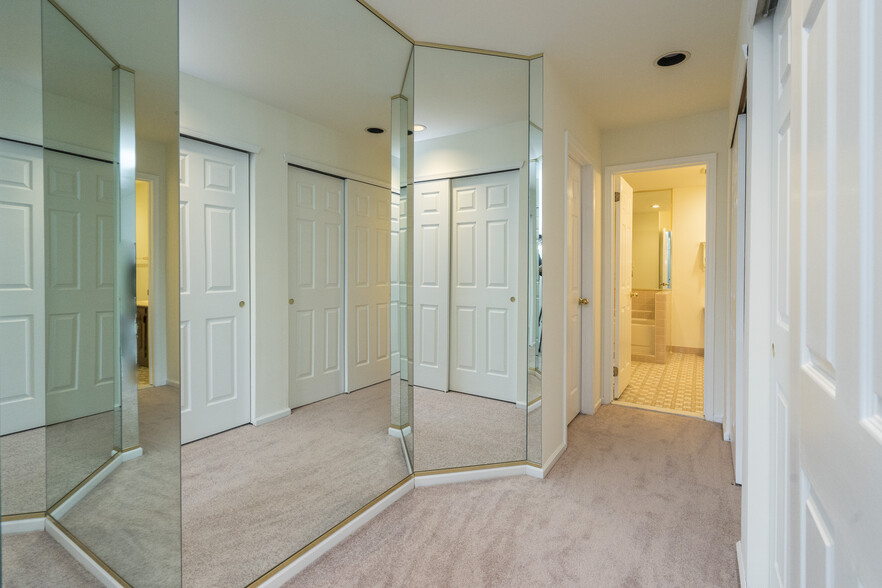 Building Photo - 13 Sweetwater Cir