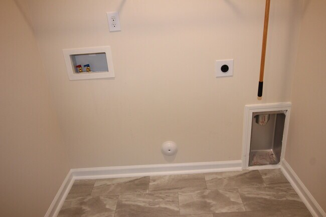 Building Photo - 869 Falls Grove Trl