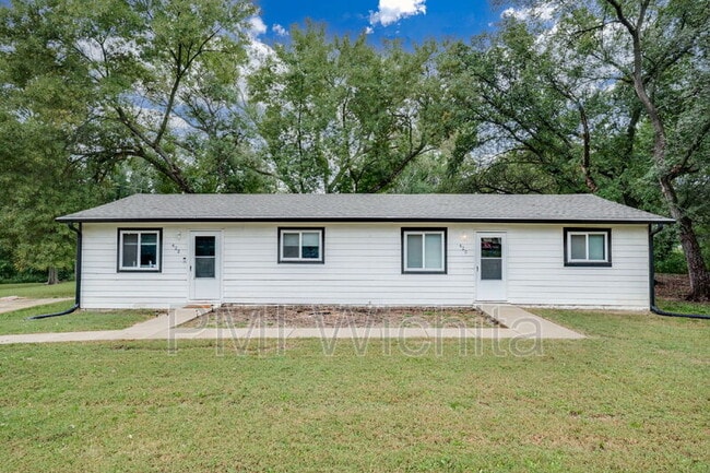 Primary Photo - 420 W Mahoney Dr