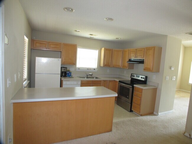 Building Photo - End Unit 3 bedroom, 2 bath Townhome in the...