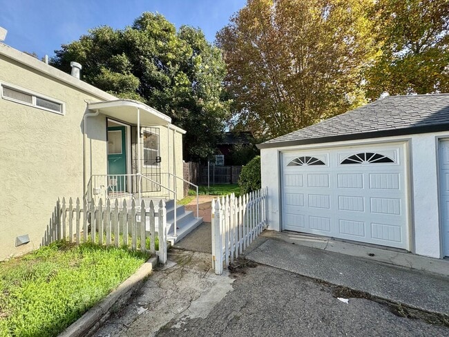 Building Photo - Spacious and Updated 1 Bedroom, 1 Bathroom...