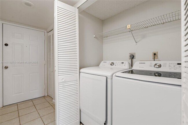 Building Photo - 540 Brickell Key Dr