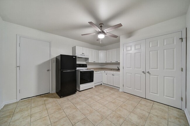 Building Photo - Charming Matthews Home for Rent!