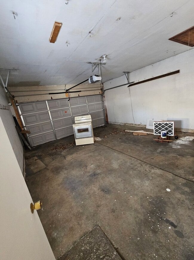 Building Photo - Come see your new home!