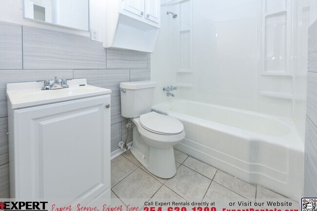 Building Photo - Newly Renovated 2BR/1BA Home with Spacious Backyard