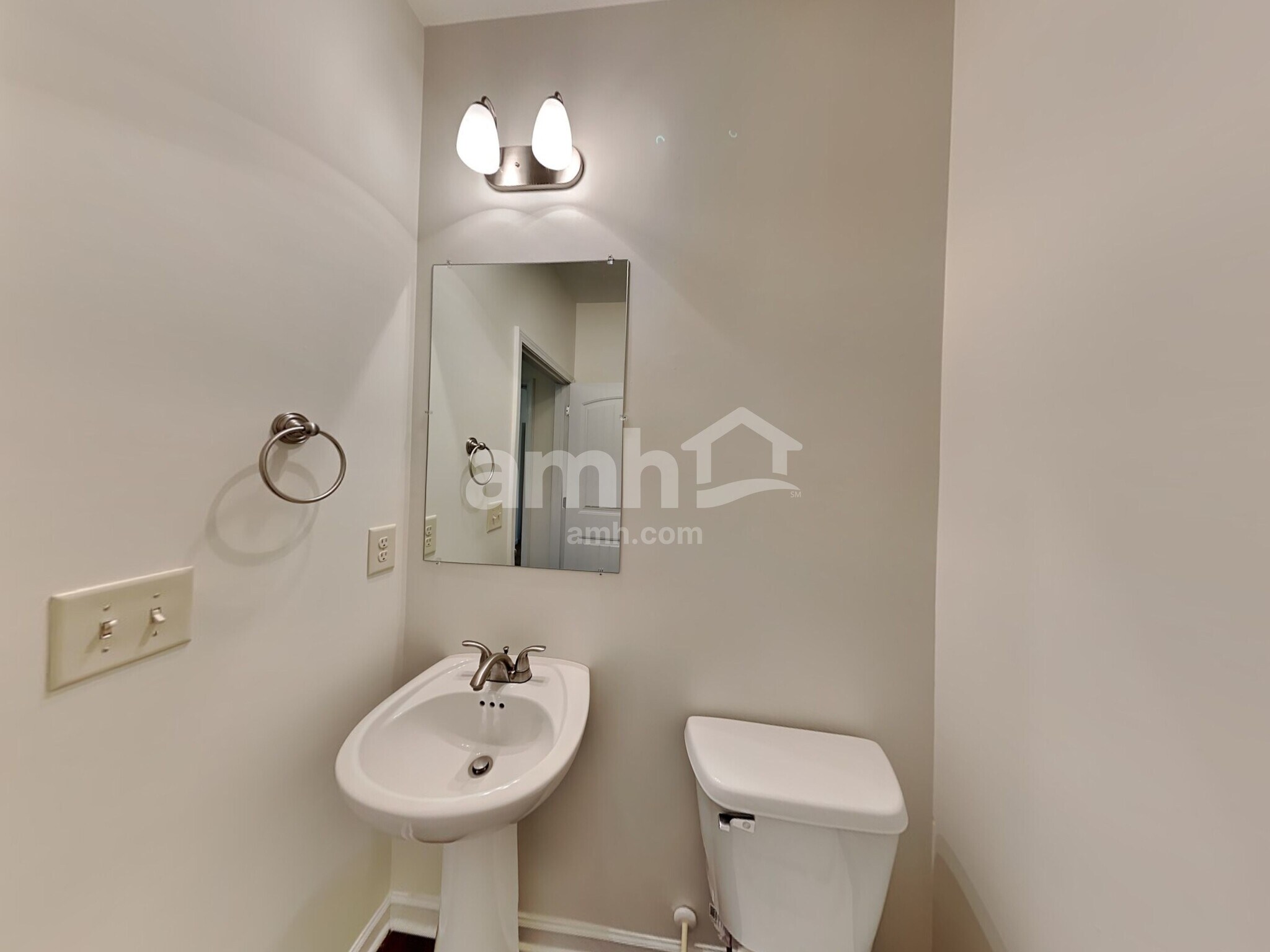 Building Photo - 105 Hickory Village Cir