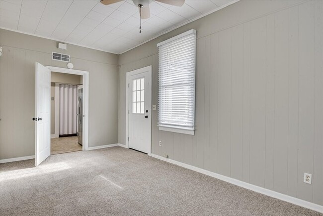 Building Photo - 933 Russell St