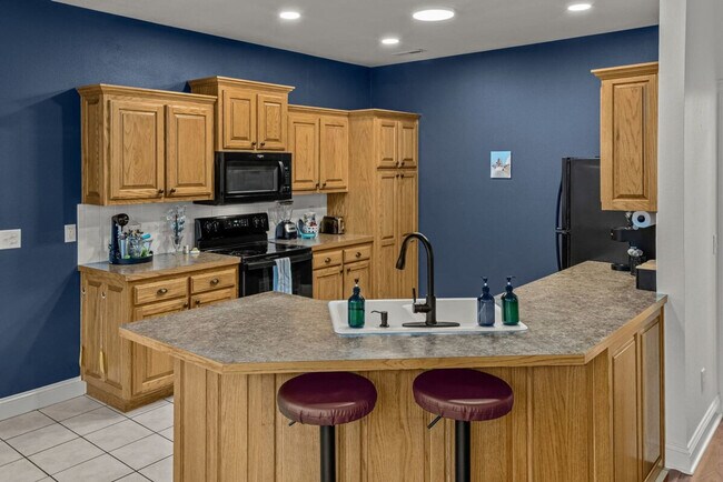 Building Photo - 1802 NW Mustang Ave