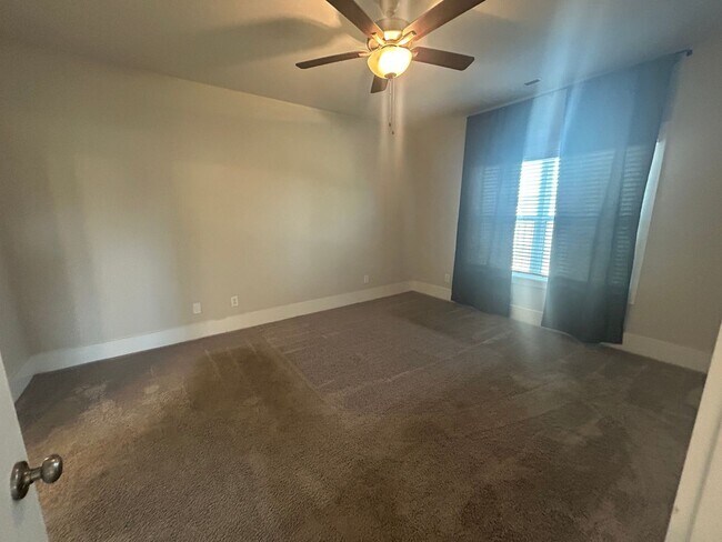 Building Photo - LIMITED TIME DEAL! $350 OFF FIRST MONTH RENT