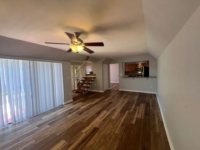 Building Photo - 2 Bedroom/2 Bathrrom Townhouse Close to Fo...