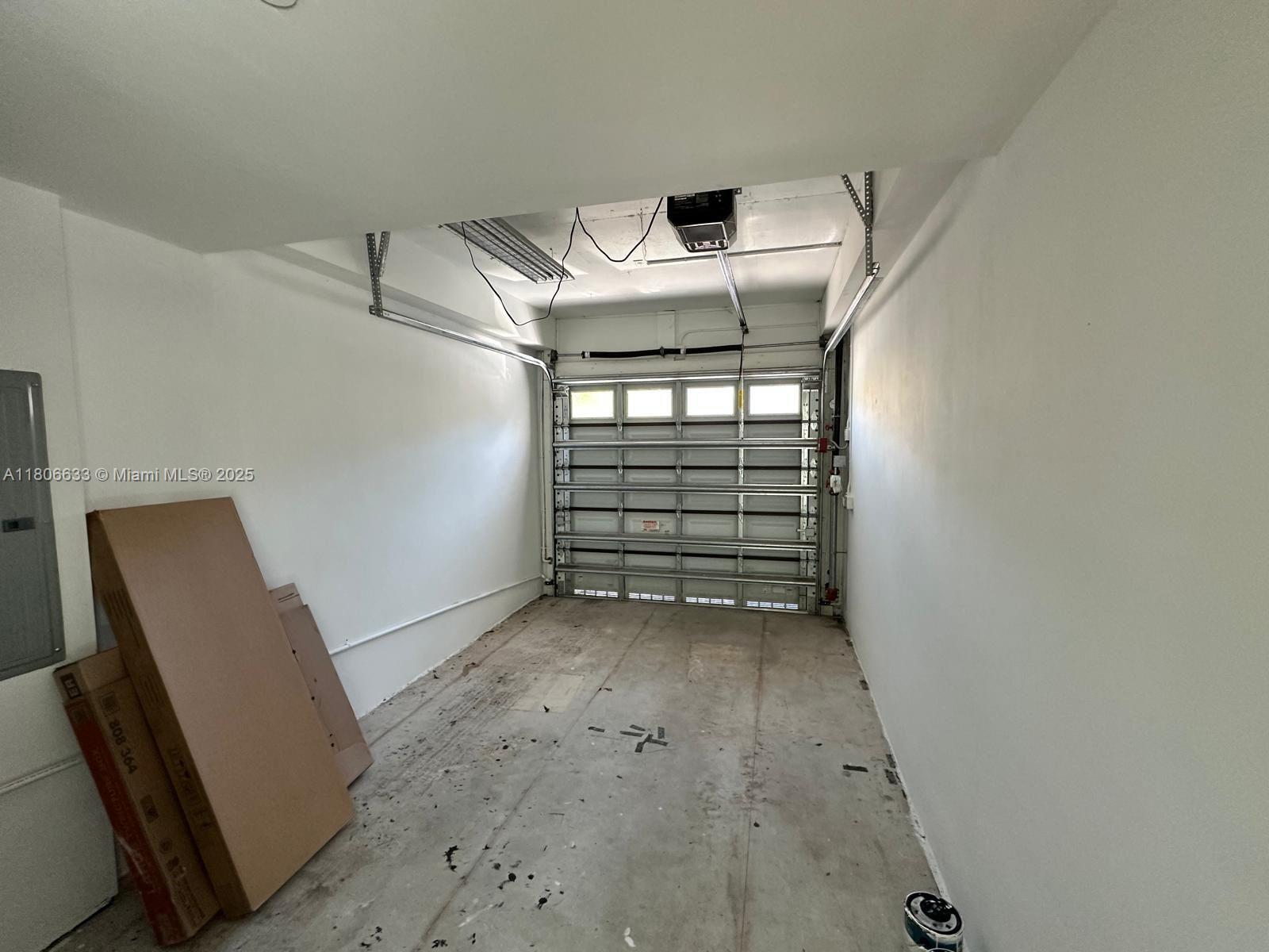 Building Photo - 722 NE 15th Ave