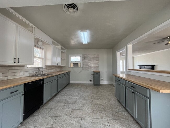 Building Photo - HOUSING VOUCHERS ACCEPTED