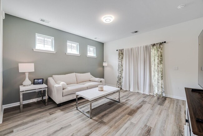 Building Photo - 161 Holloway Hl