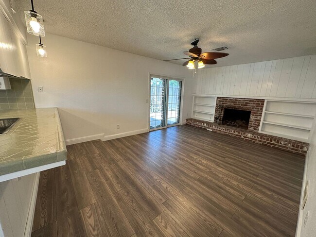 Building Photo - SW Visalia Home coming soon!!
