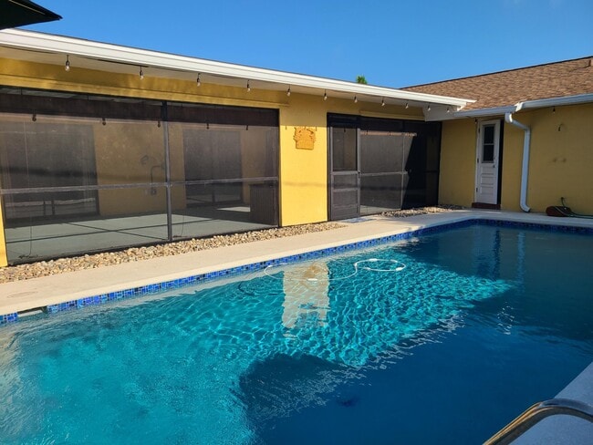 Building Photo - 725 Hibiscus Dr