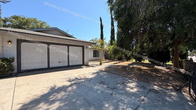 Building Photo - 4 bed/2 Bath - Available now