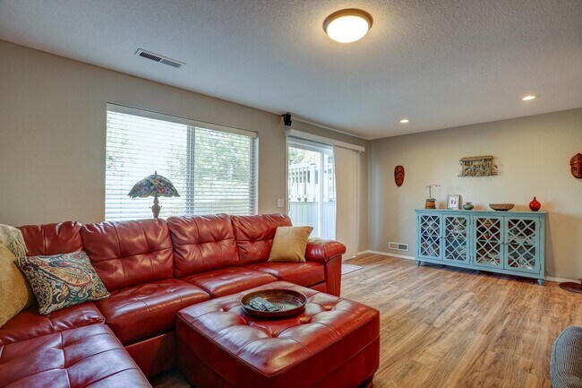 Building Photo - 1086 NE Locksley Dr