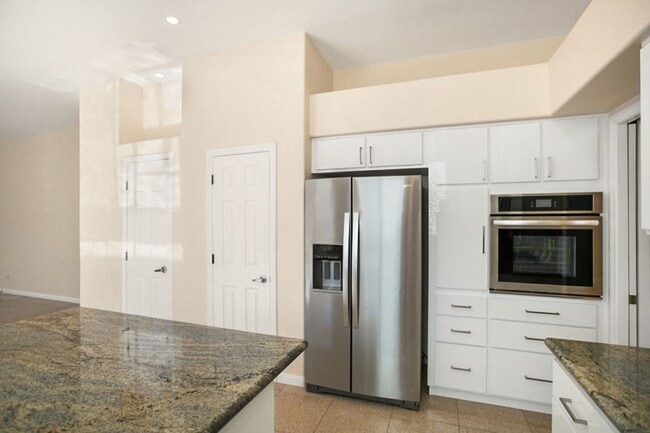 Building Photo - 2120 Waterbury Ln