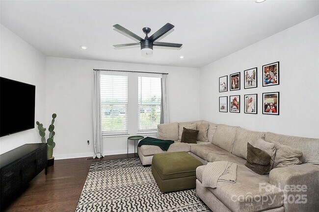 Building Photo - 256 Parkwood Ave