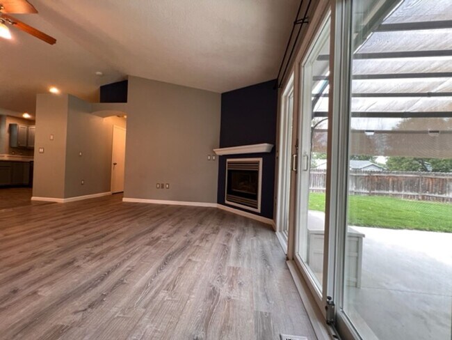 Building Photo - 1132 N Maple Creek Ave