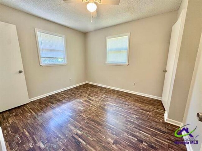Building Photo - 102 Varee Dr